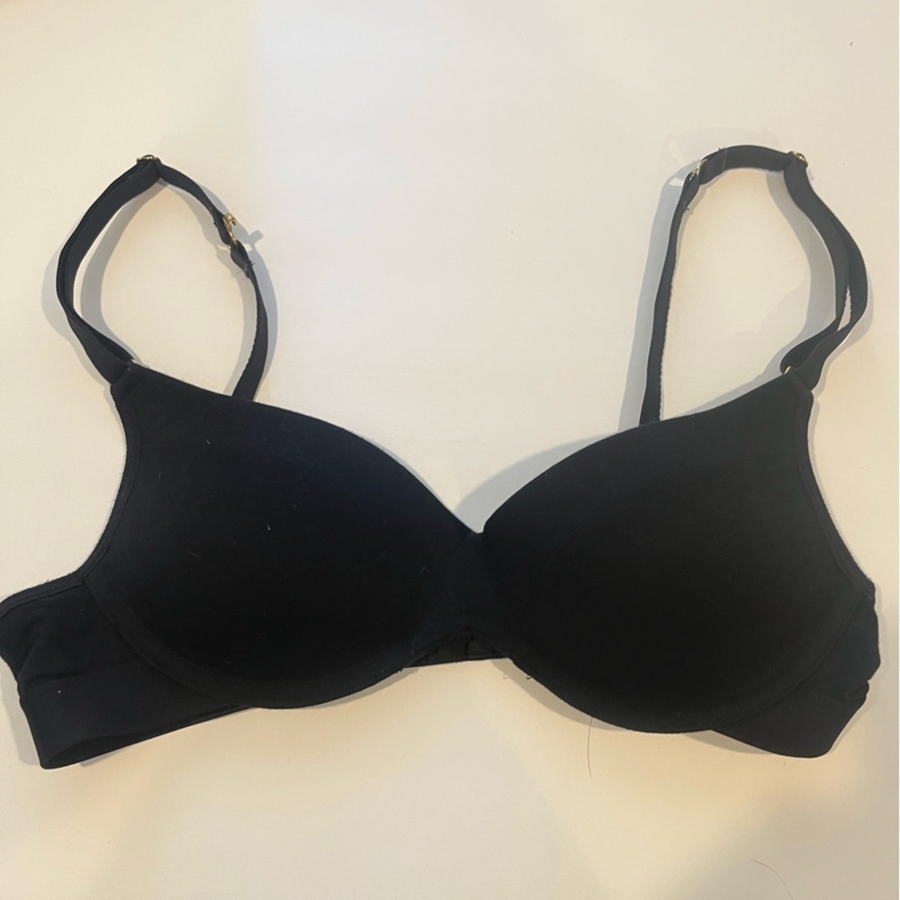 Lively 32A black bra with adjustable straps and hook closure back